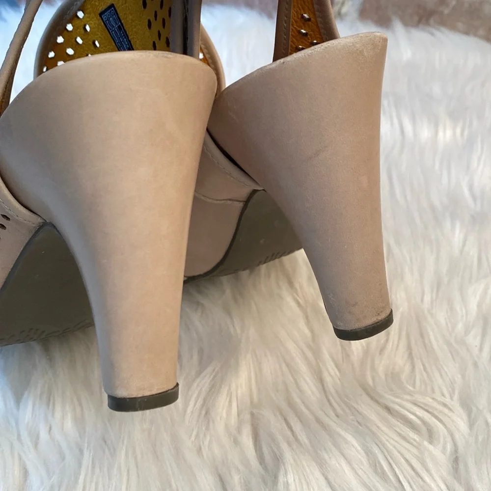 Tsubo Casius Leather Heels in Putty, Size 7 - Picture 12 of 17